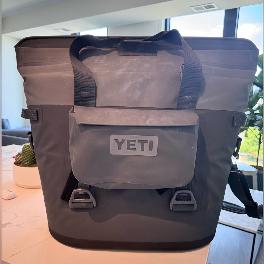 Yeti Hopper M30 with Yeti Sidekick pouch in Gray